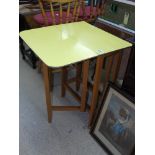 1950/60S YELLOW TOPPED EXTENDABLE KITCHEN TABLE