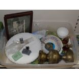 MIXED LOT INCLUDING FRAMED PRINTS, CERAMIC AND GLASS ITEMS