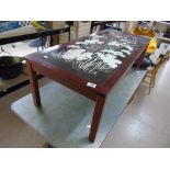 COFFEE TABLE WITH DECORATIVE TOP