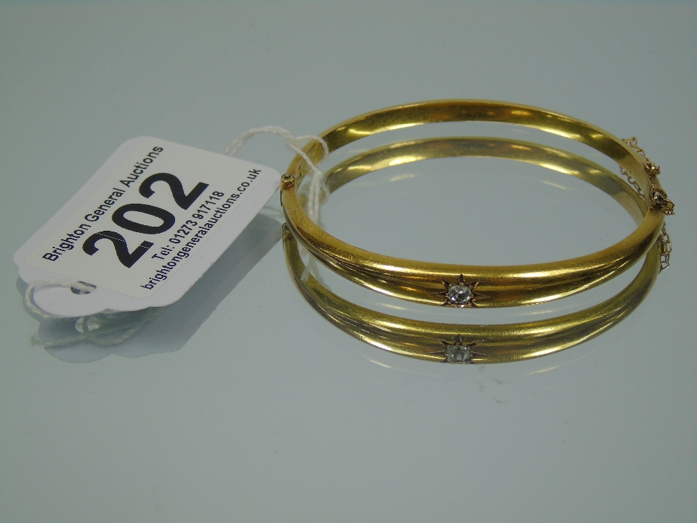 15 CT GOLD BANGLE WITH INSET DIAMOND 8.36 GRAMS - Image 2 of 3