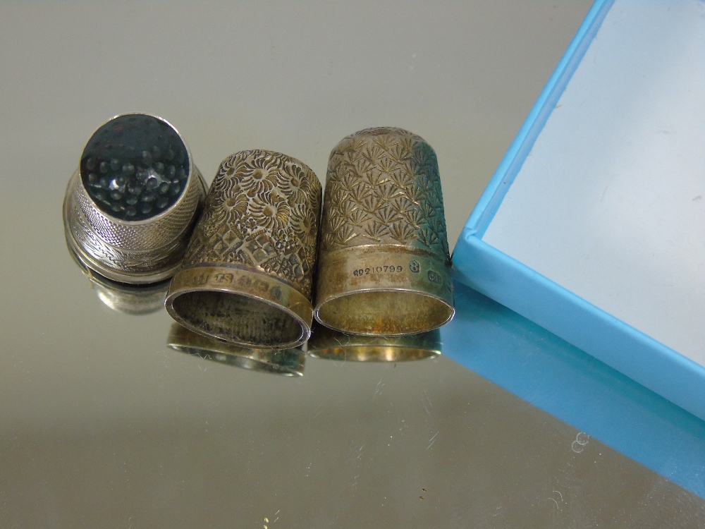 2 HALL MARKED SILVER THIMBLES INCLUDING A CHARLES HORNER AND 2 OTHERS - Image 2 of 2