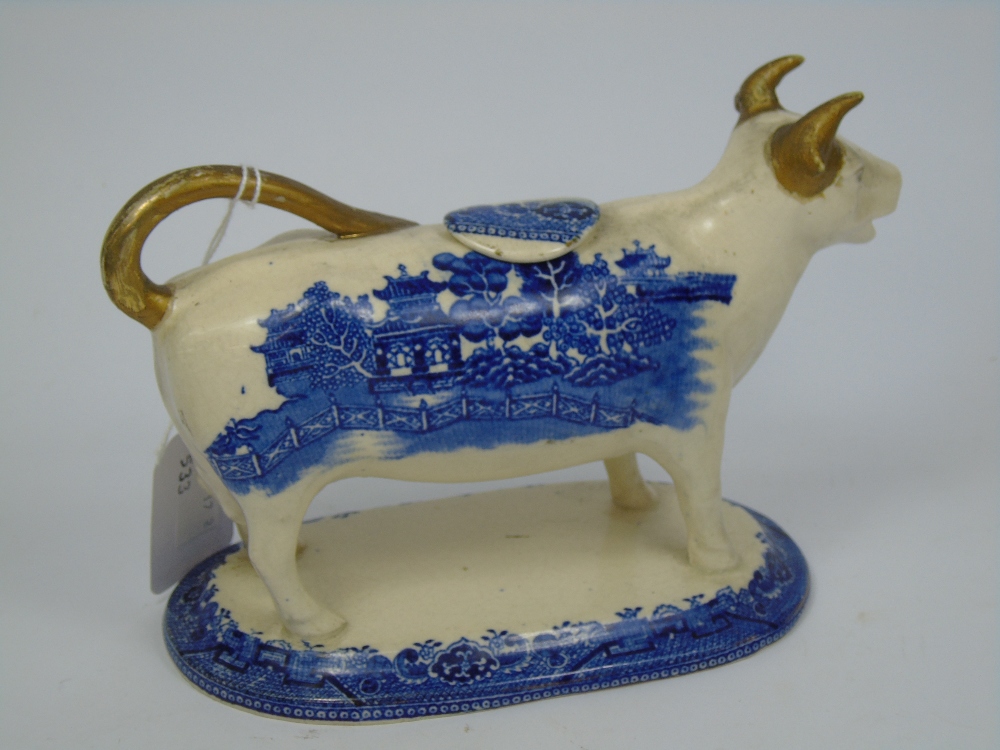 LATE 19TH CENTURY BLUE WILLOW PATTERN COW CREAMER - Image 2 of 3