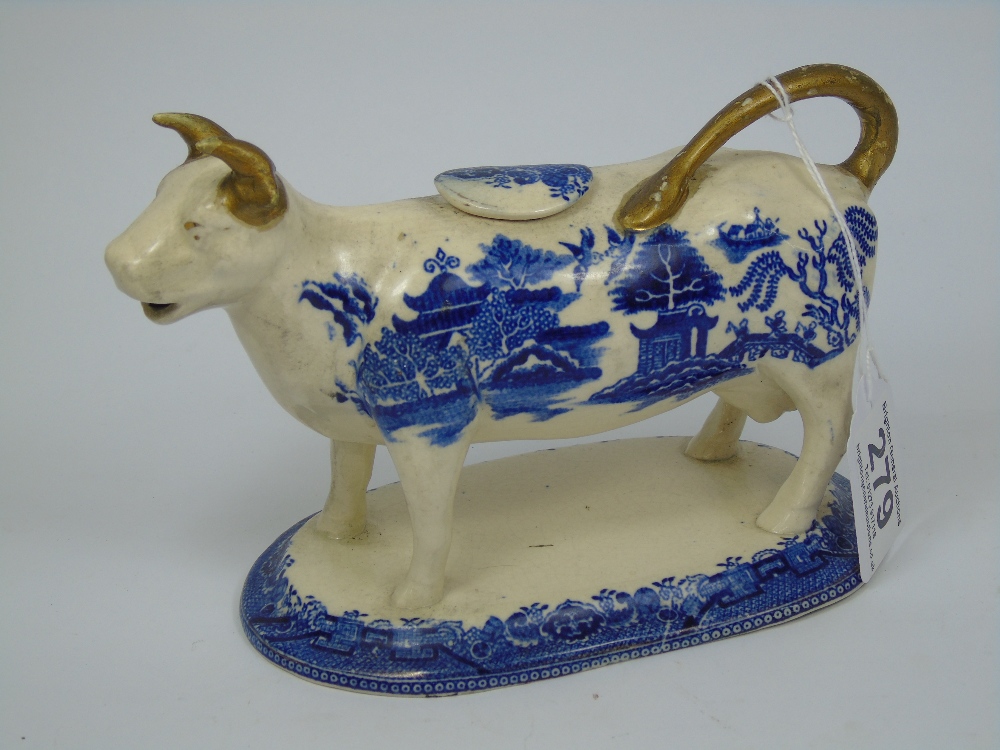 LATE 19TH CENTURY BLUE WILLOW PATTERN COW CREAMER