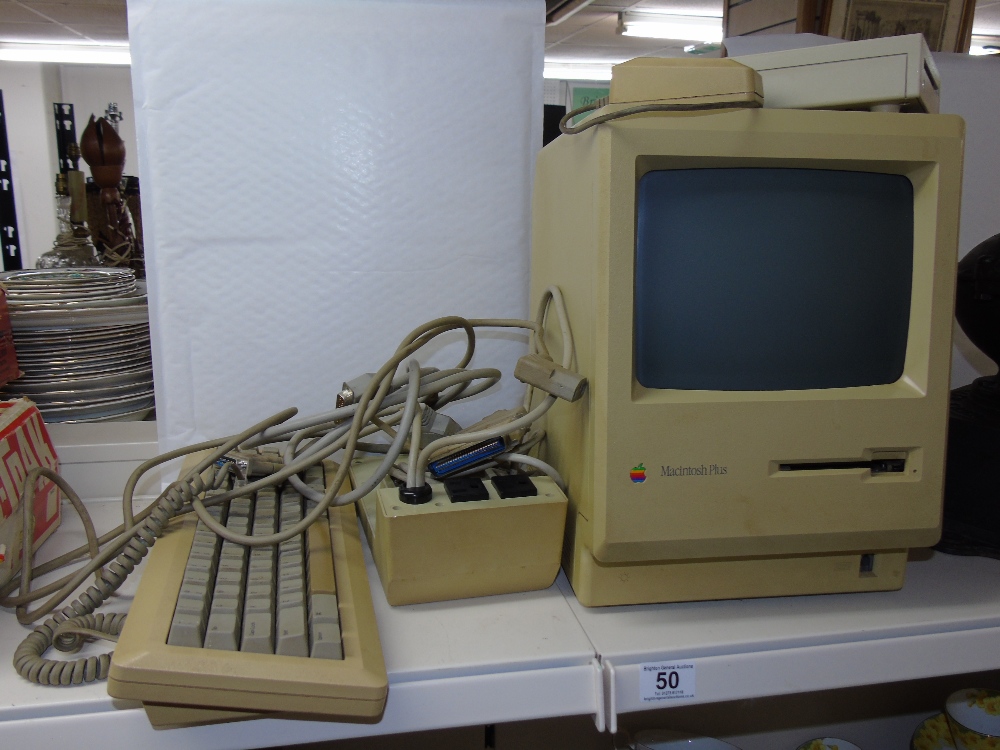 MACINTOSH PLUS VINTAGE COMPUTER & KEYBOARD