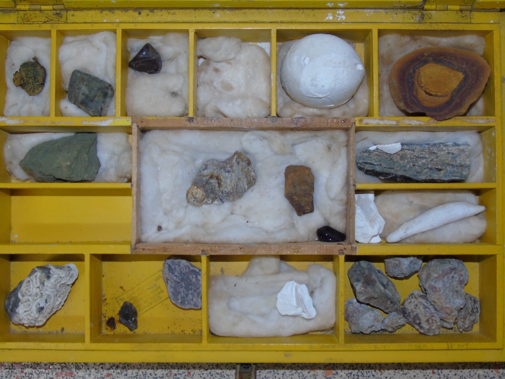 WOODEN BOX WITH A COLLECTION OF UNPOLISHED STONES - Image 2 of 2