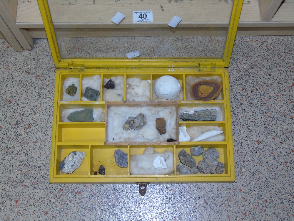 WOODEN BOX WITH A COLLECTION OF UNPOLISHED STONES