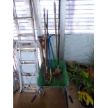 GARDEN WHEELBARROW & QUANTITY OF GARDEN TOOLS