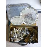 MIXED LOT OF PLATED & METAL ITEMS INCLUDING SERVING TRAYS