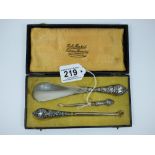 CASED SET OF HALL MARKED SILVER HANDLED BUTTON HOOKS AND A SHOE HORN