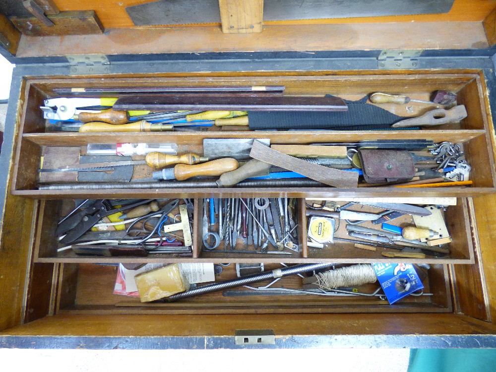 LARGE CARPENTERS TOOL CHEST WITH SLIDING DRAWERS AND A QUANTITY OF TOOLS - Image 3 of 5