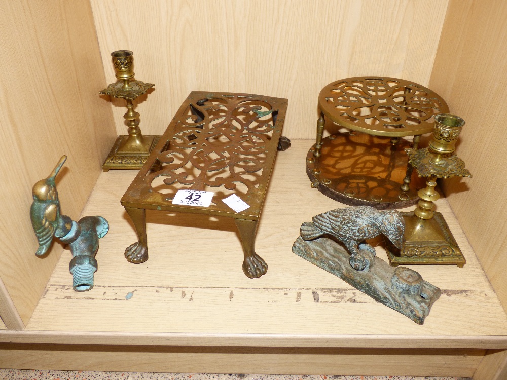 MIXED COPPER & BRASS INCLUDING CANDLESTICKS & TRIVET