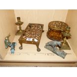 MIXED COPPER & BRASS INCLUDING CANDLESTICKS & TRIVET