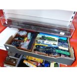 00 GAUGE MODEL RAILWAY MIXED LOT + LONG DISPLAY CASE WITH 2 X 00 GAUGE TRACKS