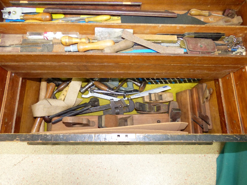 LARGE CARPENTERS TOOL CHEST WITH SLIDING DRAWERS AND A QUANTITY OF TOOLS - Image 4 of 5