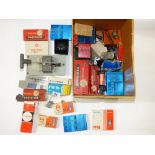 QUANTITY OF VINTAGE PHOTOGRAPHIC ACCESSORIES INCLUDING FLASH BULBS & SLIDE MOUNT SEALER