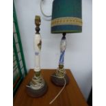 2 CERAMIC TABLE LAMPS ON WOODEN STANDS