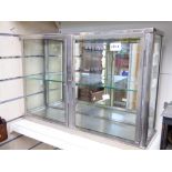 GLASS & METAL DISPLAY CABINET. 41 X 61 X 18 CMS