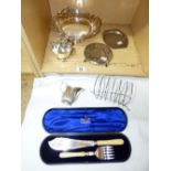 QUANTITY OF PLATED ITEMS INCLUDING A BOXED SERVING FORK & KNIFE