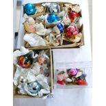 QUANTITY OF VINTAGE CHRISTMAS DECORATIONS