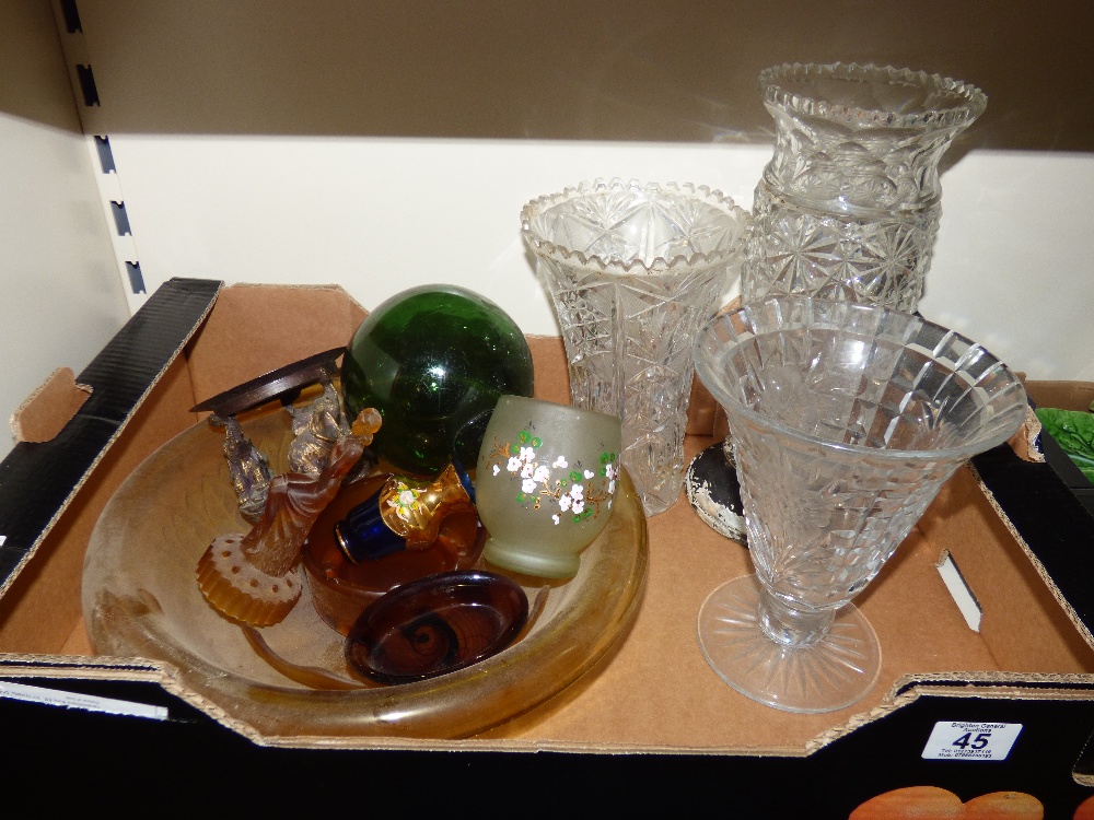 QUANTITY OF GLASS ITEMS INCLUDING VASES