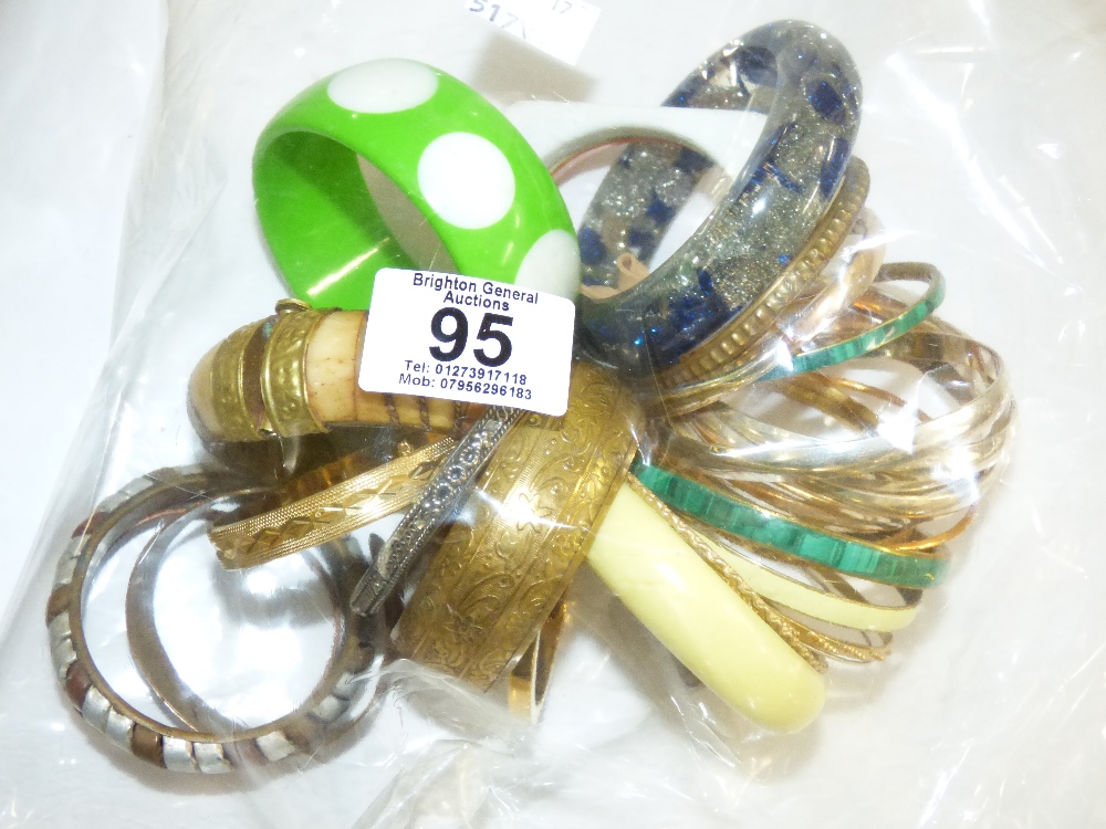 QUANTITY OF VINTAGE BANGLES