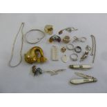 A quantity of silver and costume jewellery to include pendants, brooches, rings and chains (21)