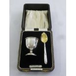 A cased silver egg cup and spoon, Birmingham 1955
