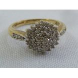 9ct gold and diamond cluster ring, approx 3.2g