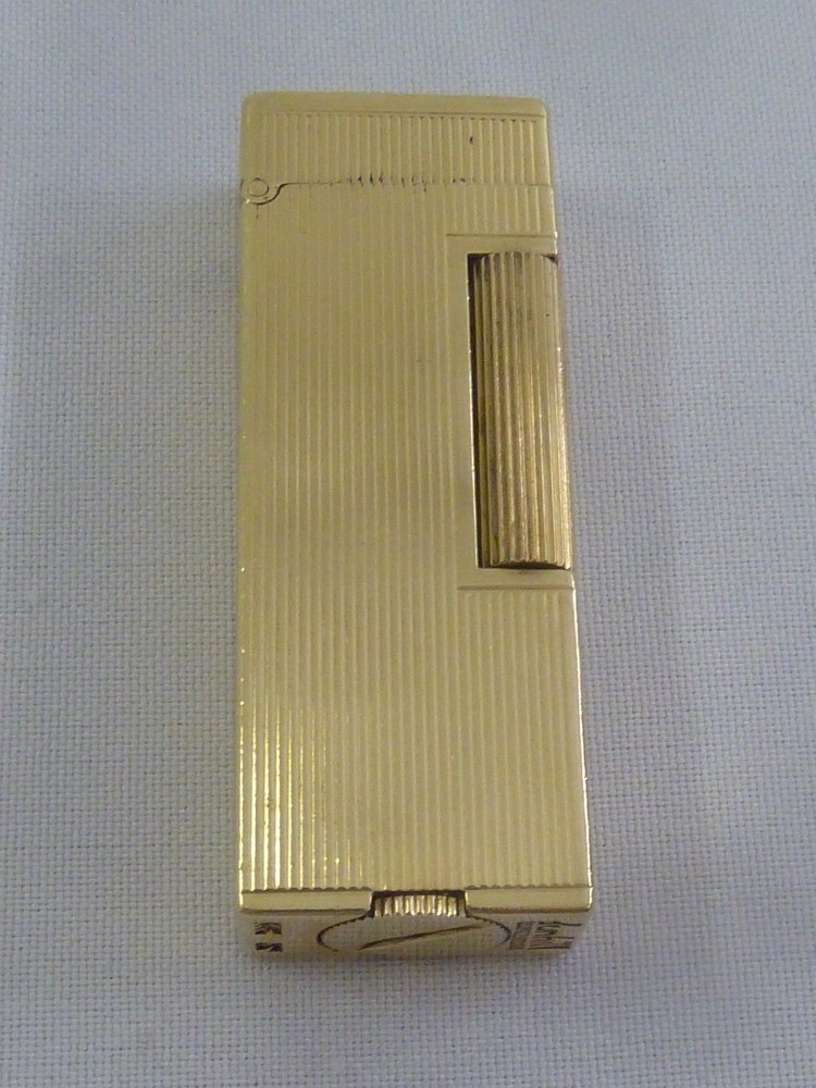 A Dunhill 14ct gold ribbed cigarette lighter