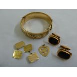 A quantity of 9ct gold jewellery to include two pairs of cufflinks, a pendant and a bangle