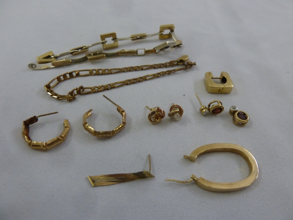 A quantity of gold jewellery in need of repair, approx total weight 28.6g