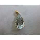 18t yellow gold pear shaped aquamarine pendant, approx total weight 3.0g