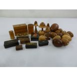 A quantity of treen to include covered boxes, papier mache snuff box and a tortoiseshell box (29)