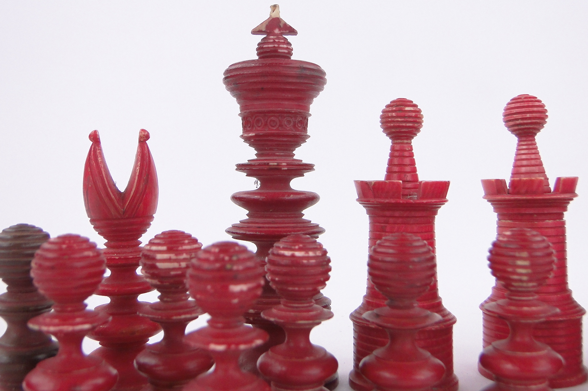 A Victorian red and white stained ivory chess set, King height 3.25", 1 pawn replaced. - Bild 3 aus 3