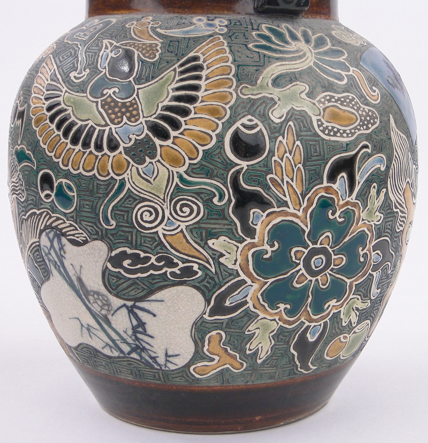 A Japanese ceramic biscuit barrel circa 1900, decorated with exotic birds, signed under base, - Bild 3 aus 6