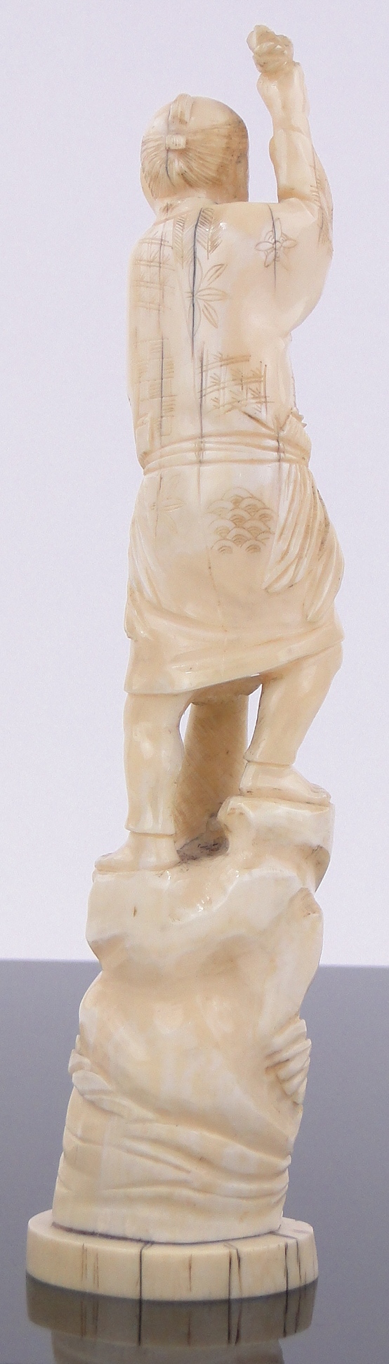 A 19th century Chinese carved ivory figure of a fisherman, signed under base, height 9". - Bild 2 aus 7