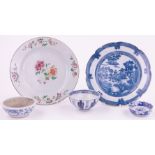 A group of Oriental porcelain bowls and plates, (5).