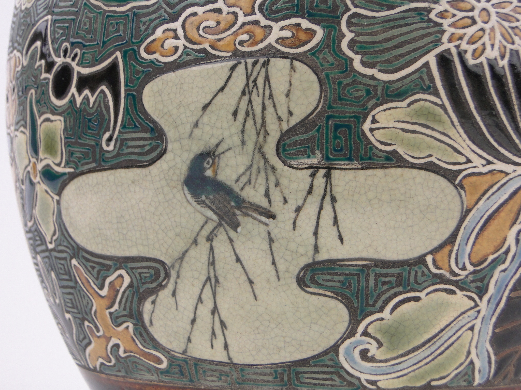 A Japanese ceramic biscuit barrel circa 1900, decorated with exotic birds, signed under base, - Bild 5 aus 6