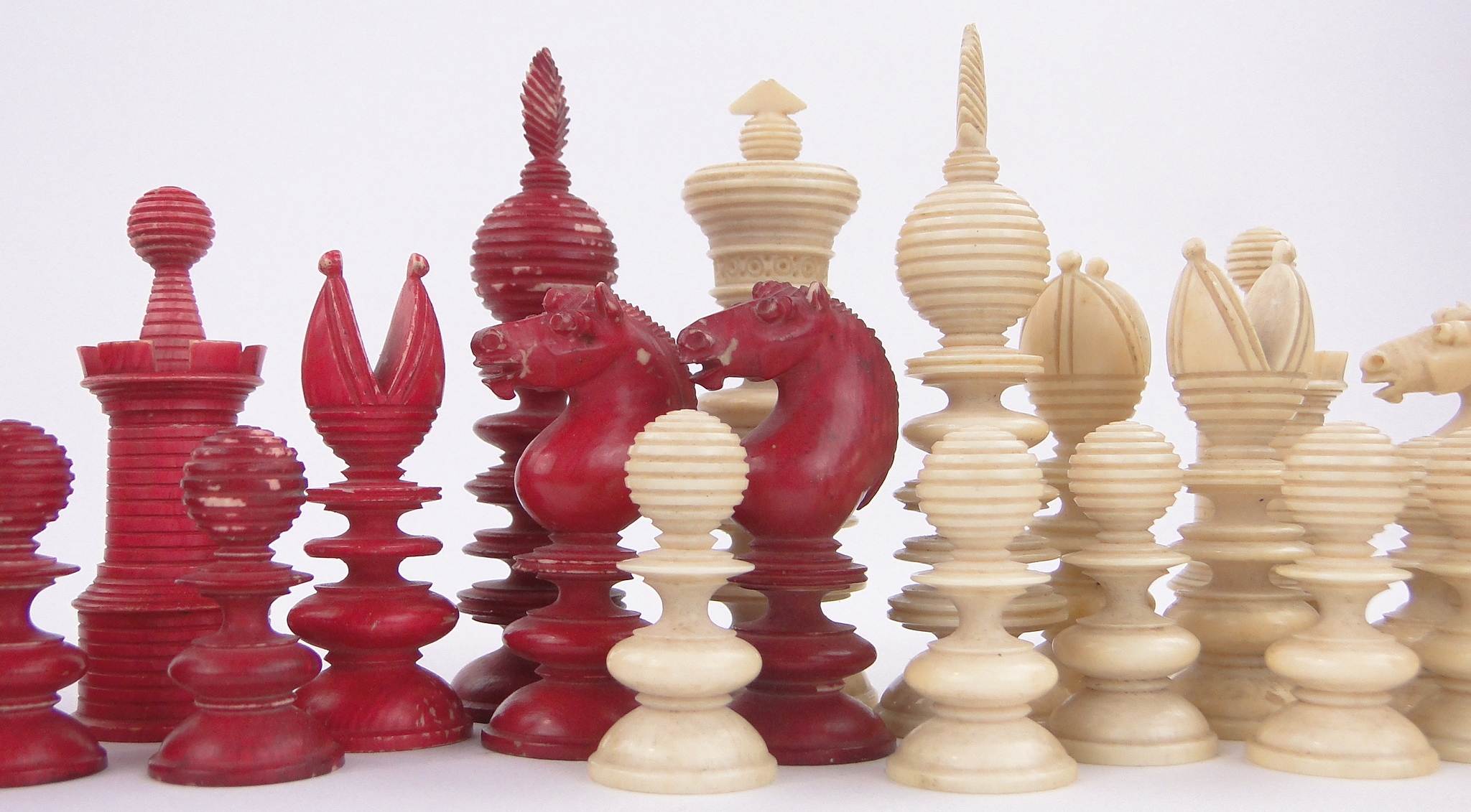 A Victorian red and white stained ivory chess set, King height 3.25", 1 pawn replaced. - Bild 2 aus 3