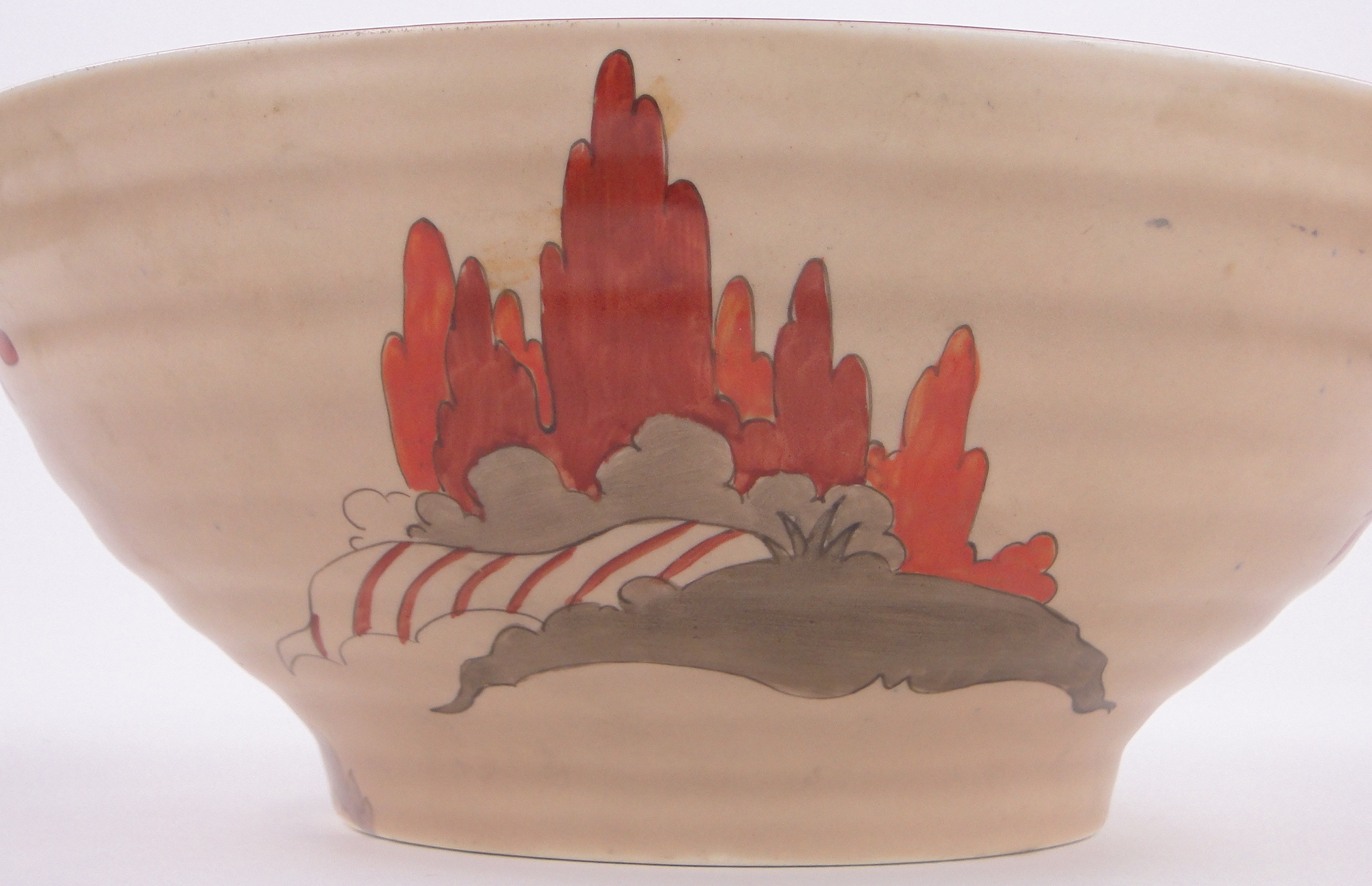 A Clarice Cliff fruit bowl with painted stylised red trees on brown ground, 9.5" diameter. - Bild 3 aus 3