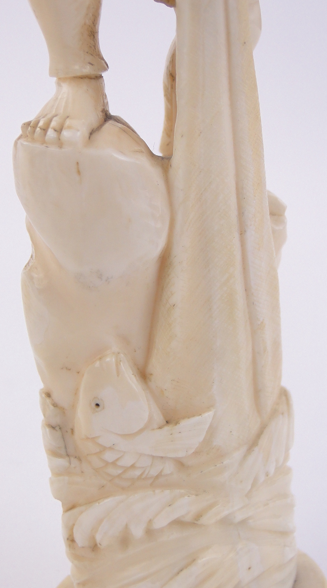 A 19th century Chinese carved ivory figure of a fisherman, signed under base, height 9". - Bild 6 aus 7