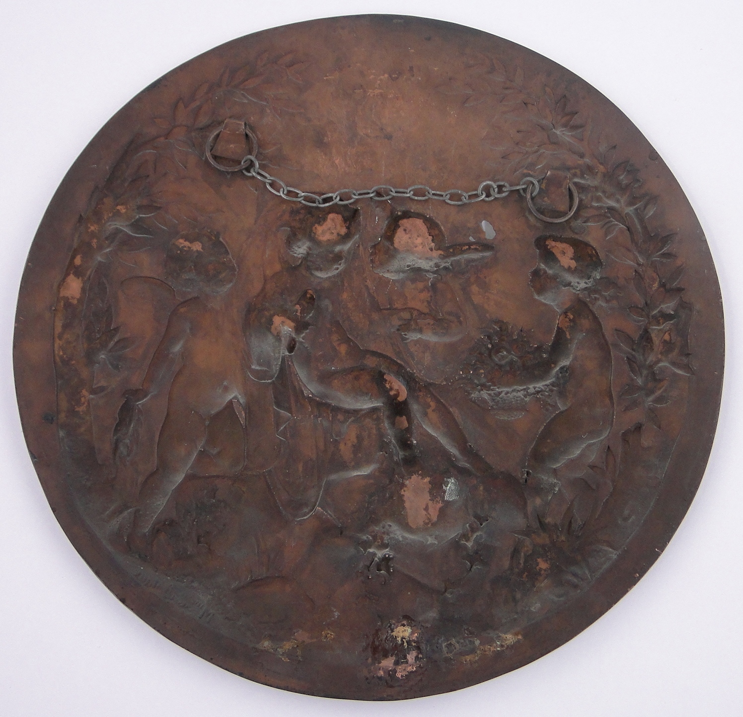 A relief embossed copper plaque circa 1900, decorated with cherubs in woodland signed Mme. - Bild 3 aus 3