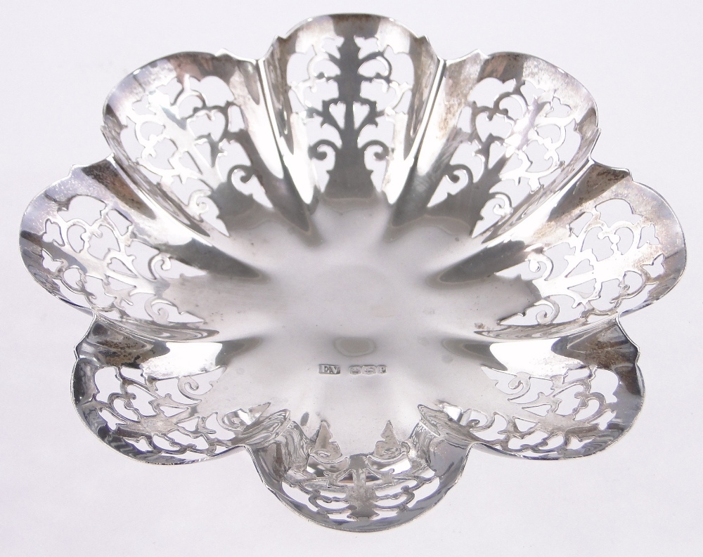 A silver tazza of lobed form, with pierced fretwork surround, Sheffield 1932, width 15cm. - Image 2 of 3