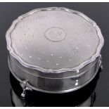 A circular silver ring box, by Mappin & Webb Birmingham 1912, diameter 8cm.