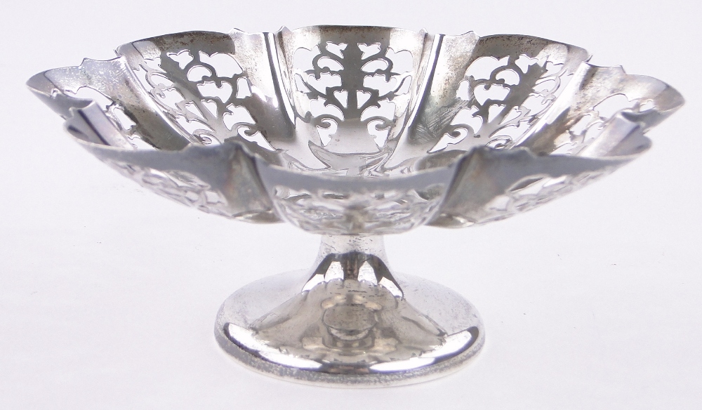 A silver tazza of lobed form, with pierced fretwork surround, Sheffield 1932, width 15cm.