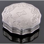A Dutch silver snuff box, with engraved lid and continental marks, diameter 5.5cm.