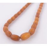 A string of graduated amber beads, 7g.