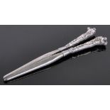 Pair of unmarked silver handled panther head design glove stretchers, length 17.5cm.