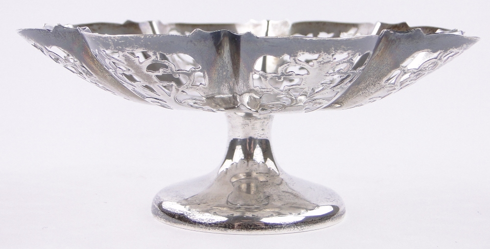 A silver tazza of lobed form, with pierced fretwork surround, Sheffield 1932, width 15cm. - Image 3 of 3