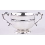 An Edwardian circular silver 2-handled bowl, London 1911, diameter excluding handles 15cm, 10 oz.